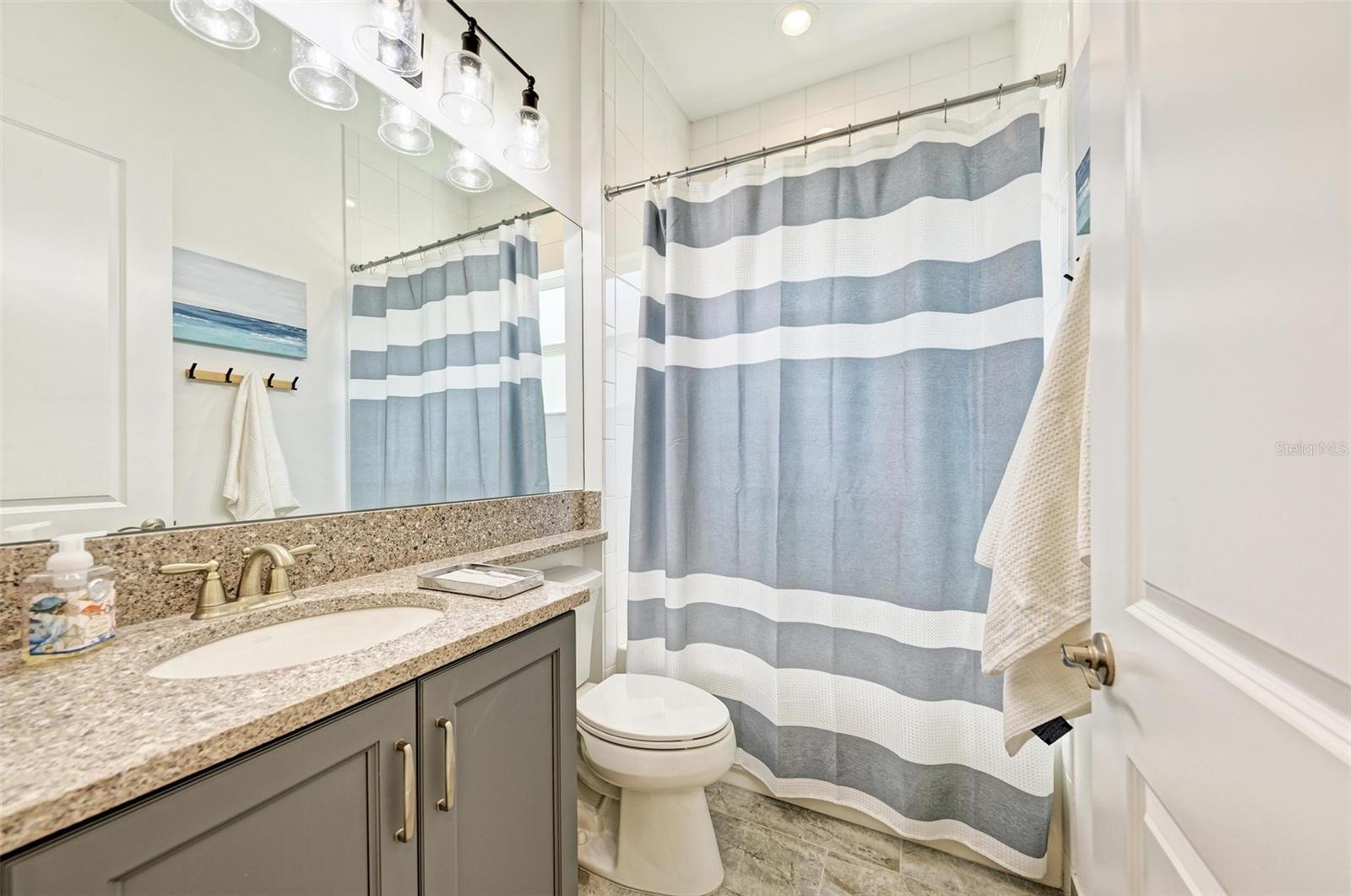 Listing photo id 33 for 15525 Corona Del Mar Drive