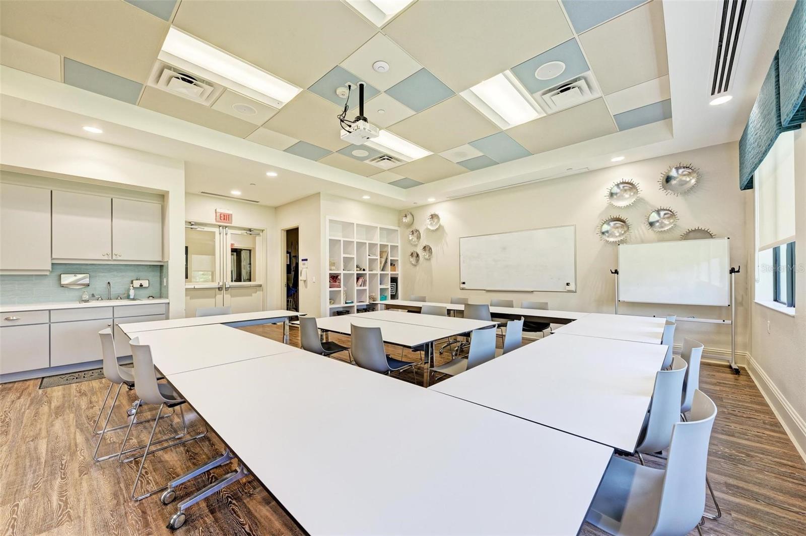Listing photo id 69 for 15525 Corona Del Mar Drive