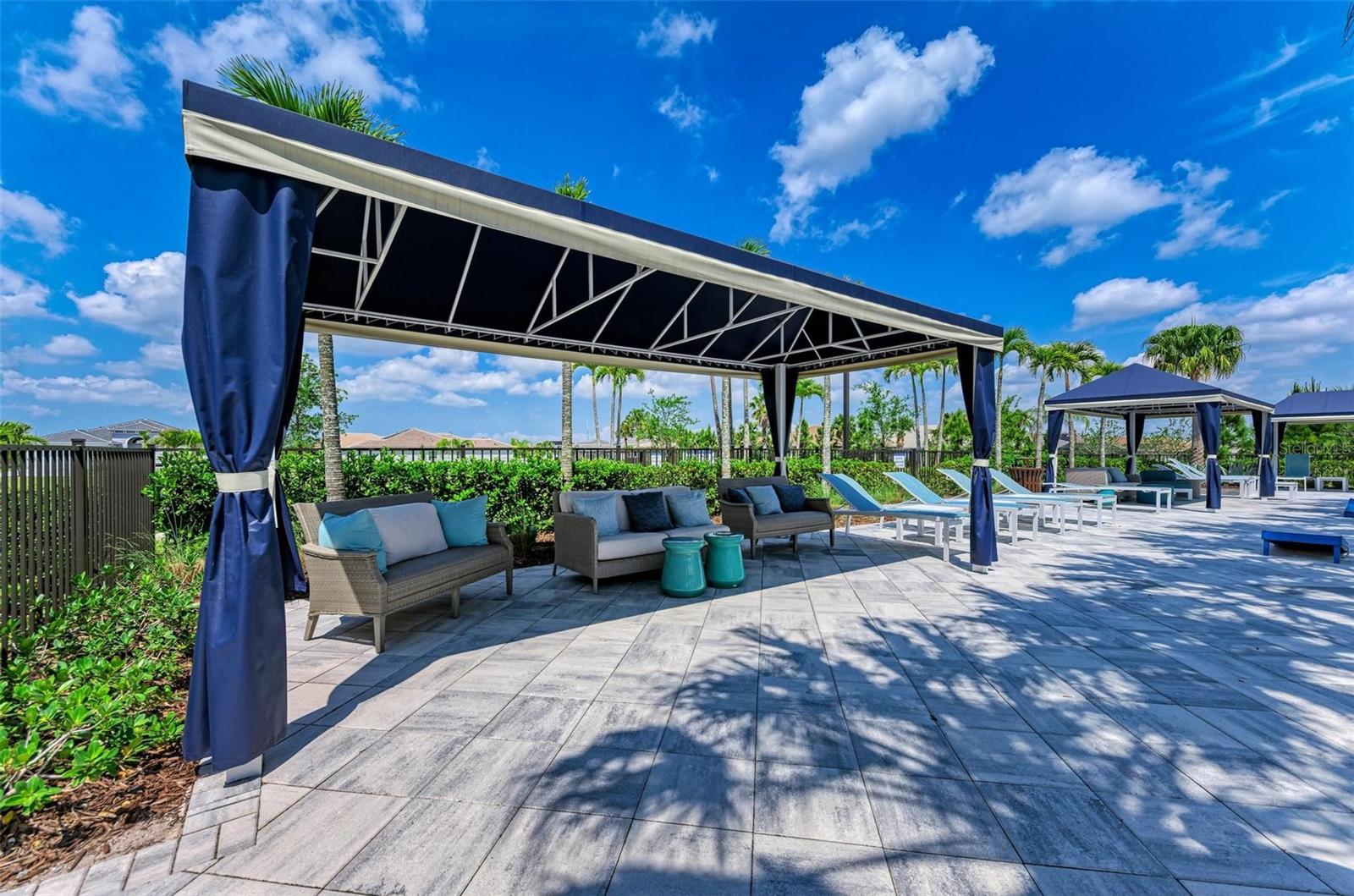 Listing photo id 83 for 15525 Corona Del Mar Drive