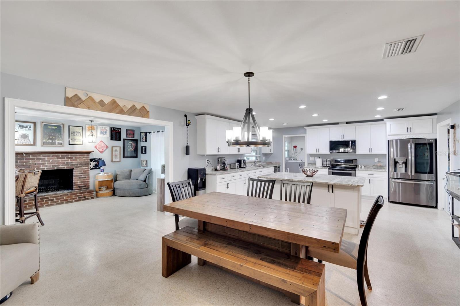 Listing photo id 16 for 1607 Melodie Drive