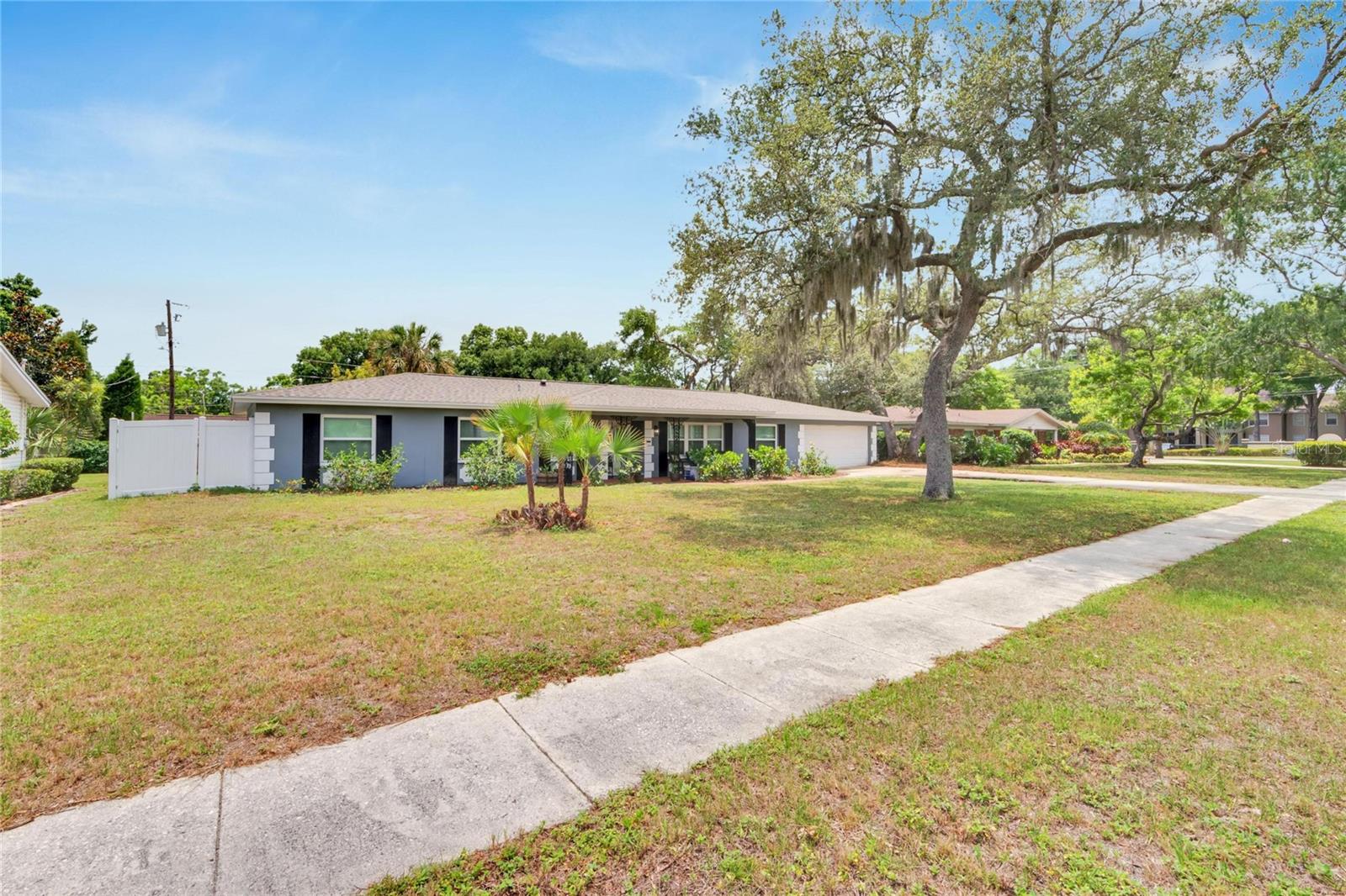 Listing photo id 2 for 1607 Melodie Drive