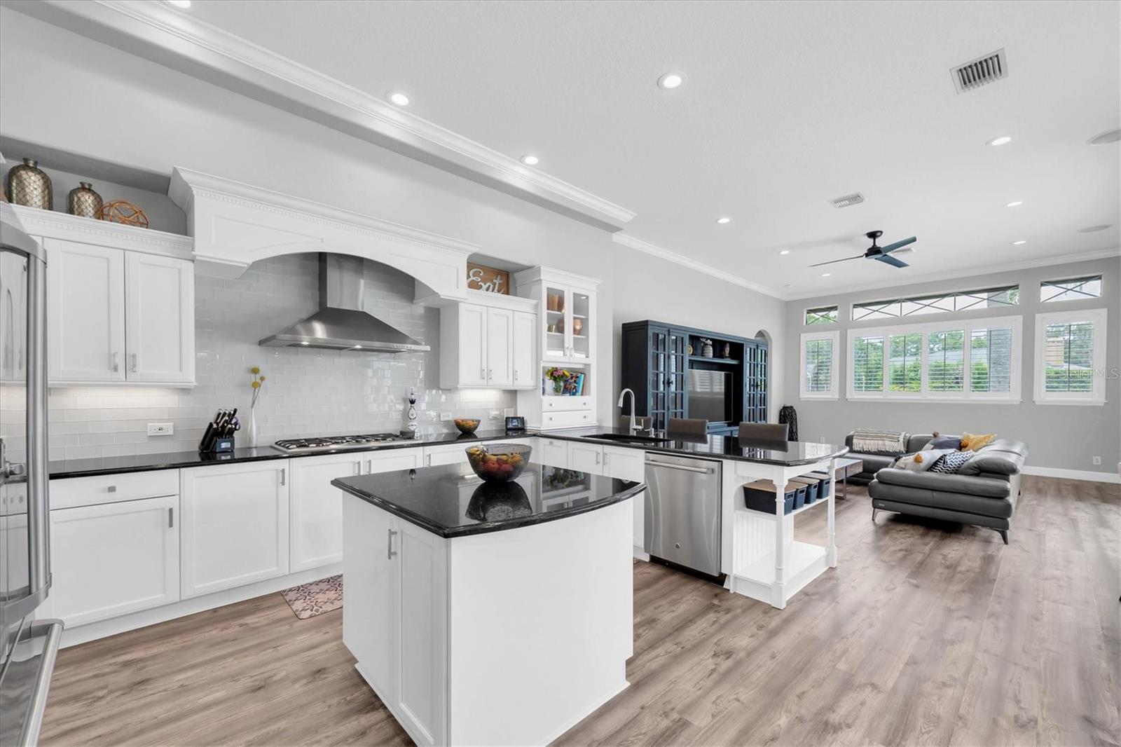 Listing photo id 8 for 3716 Janus Way