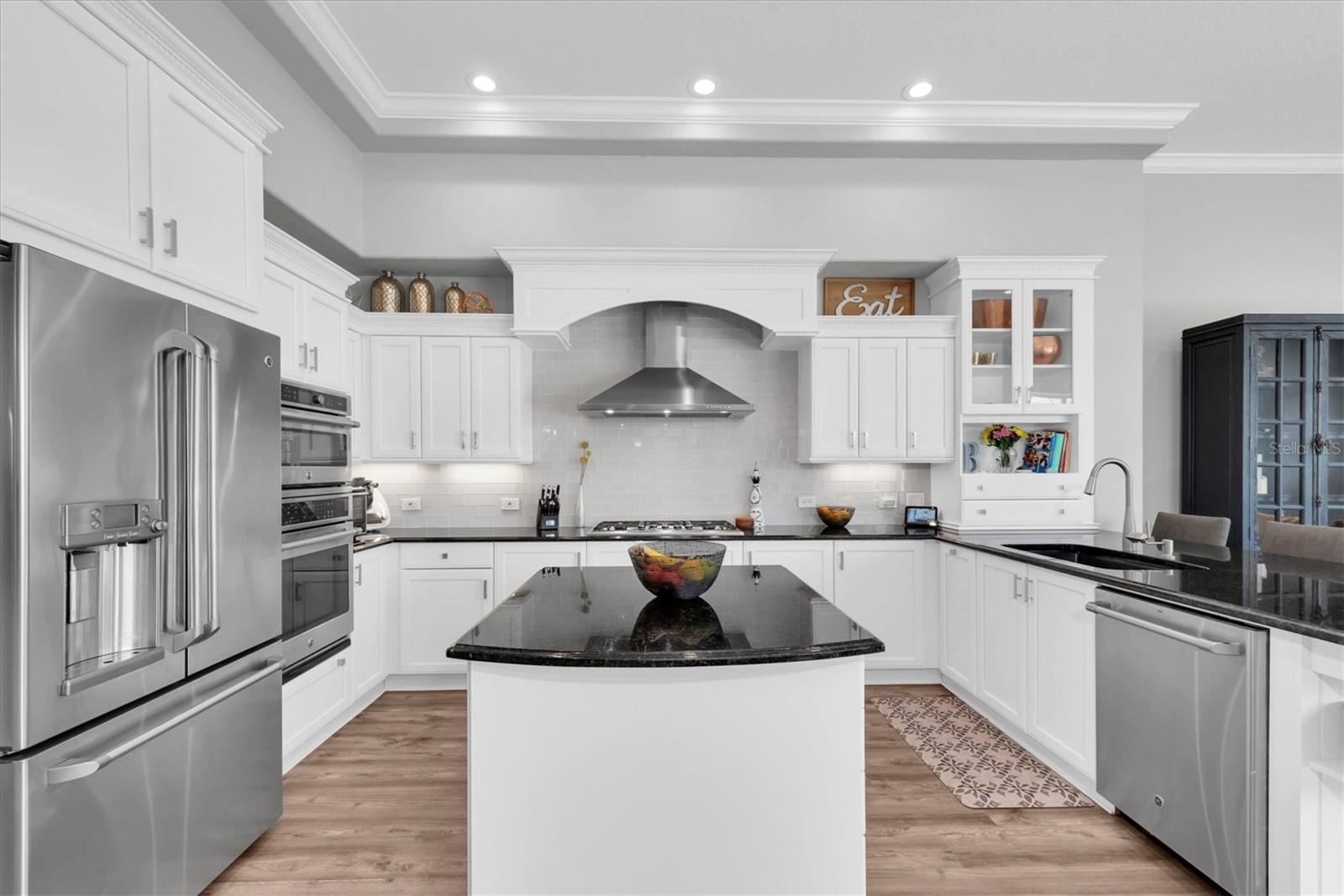 Listing photo id 9 for 3716 Janus Way