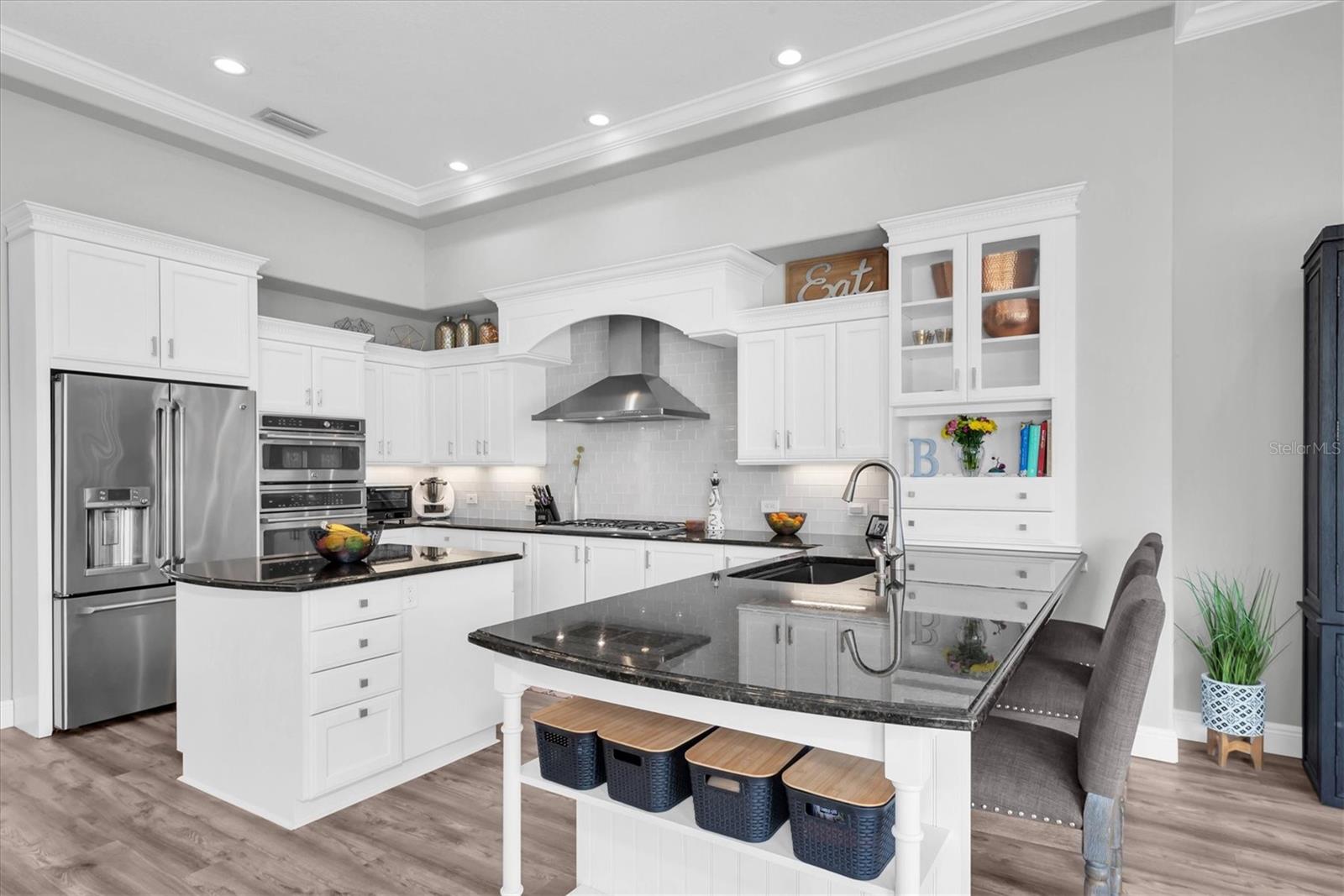 Listing photo id 10 for 3716 Janus Way