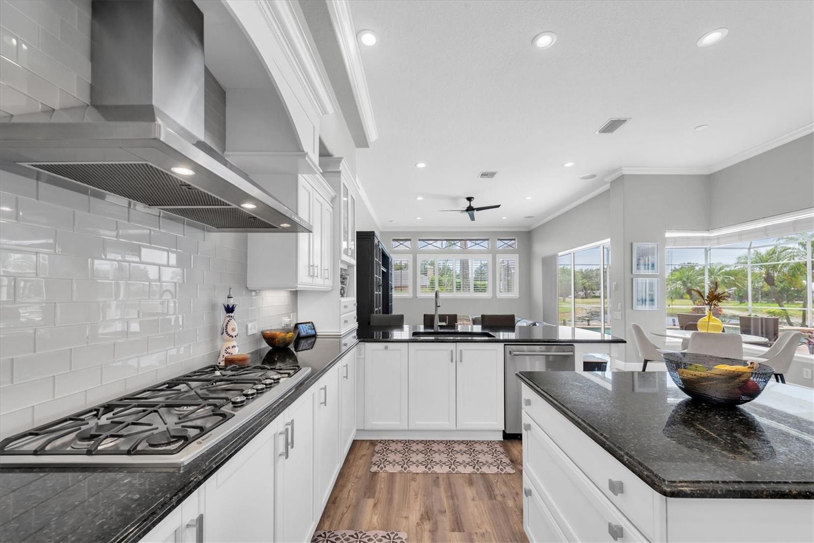 Listing photo id 11 for 3716 Janus Way