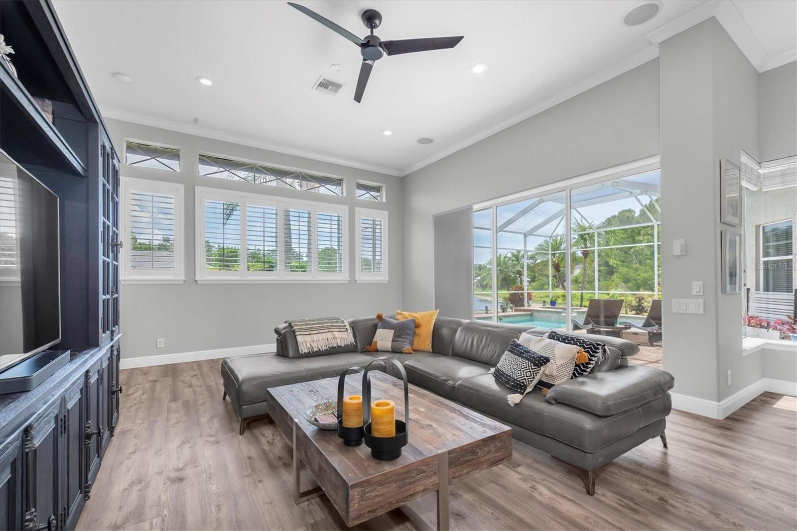 Listing photo id 16 for 3716 Janus Way