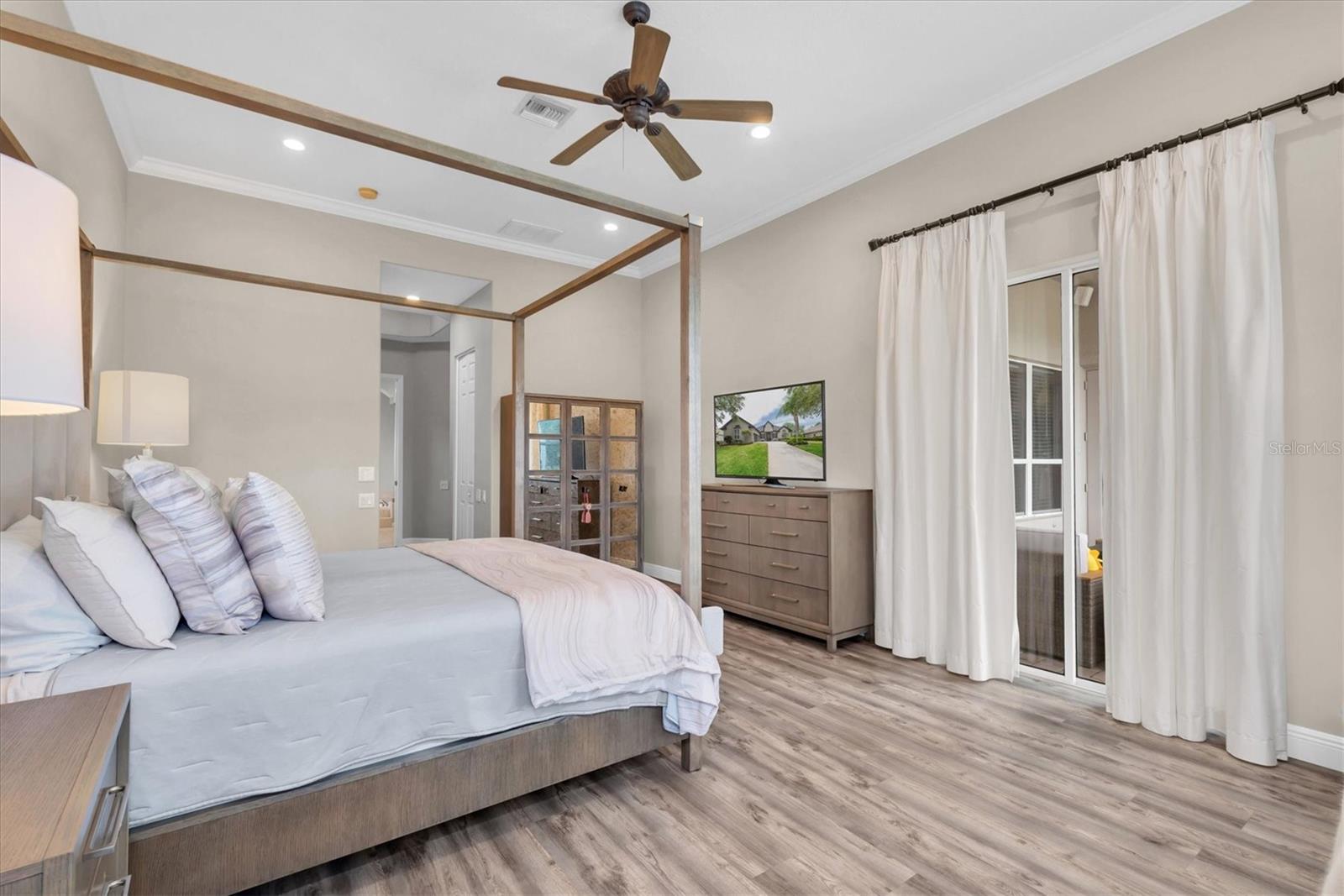 Listing photo id 22 for 3716 Janus Way
