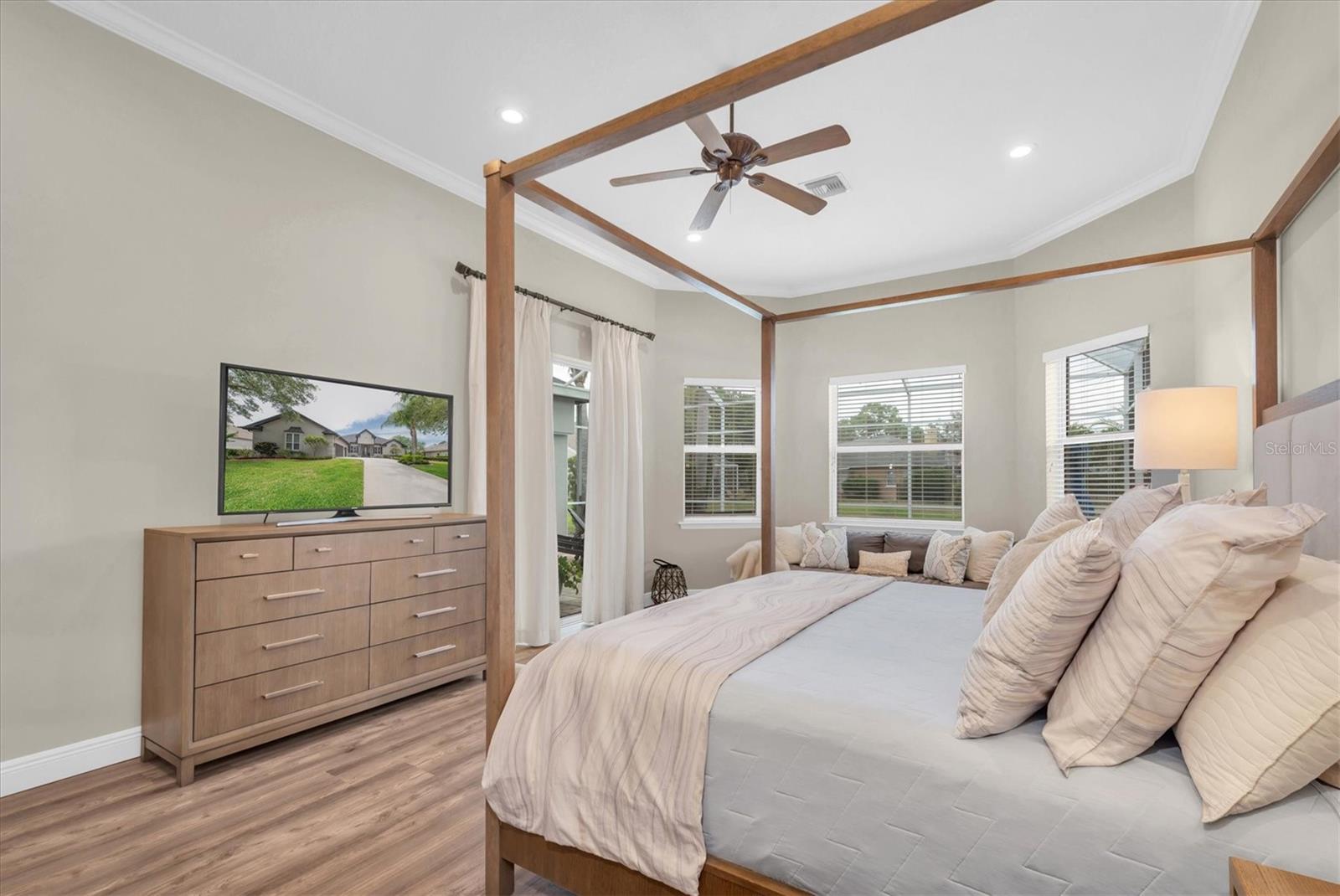 Listing photo id 23 for 3716 Janus Way