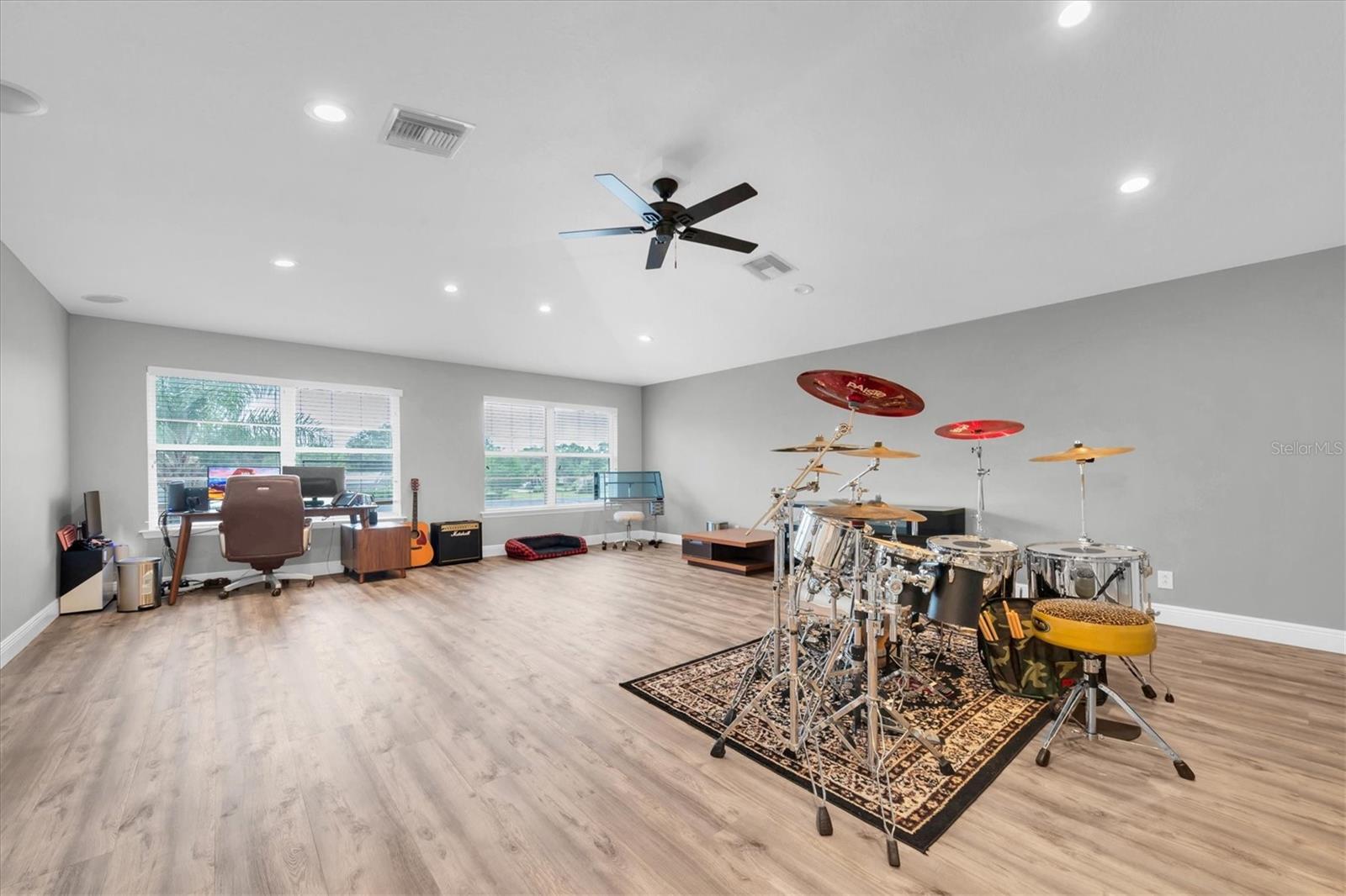 Listing photo id 35 for 3716 Janus Way