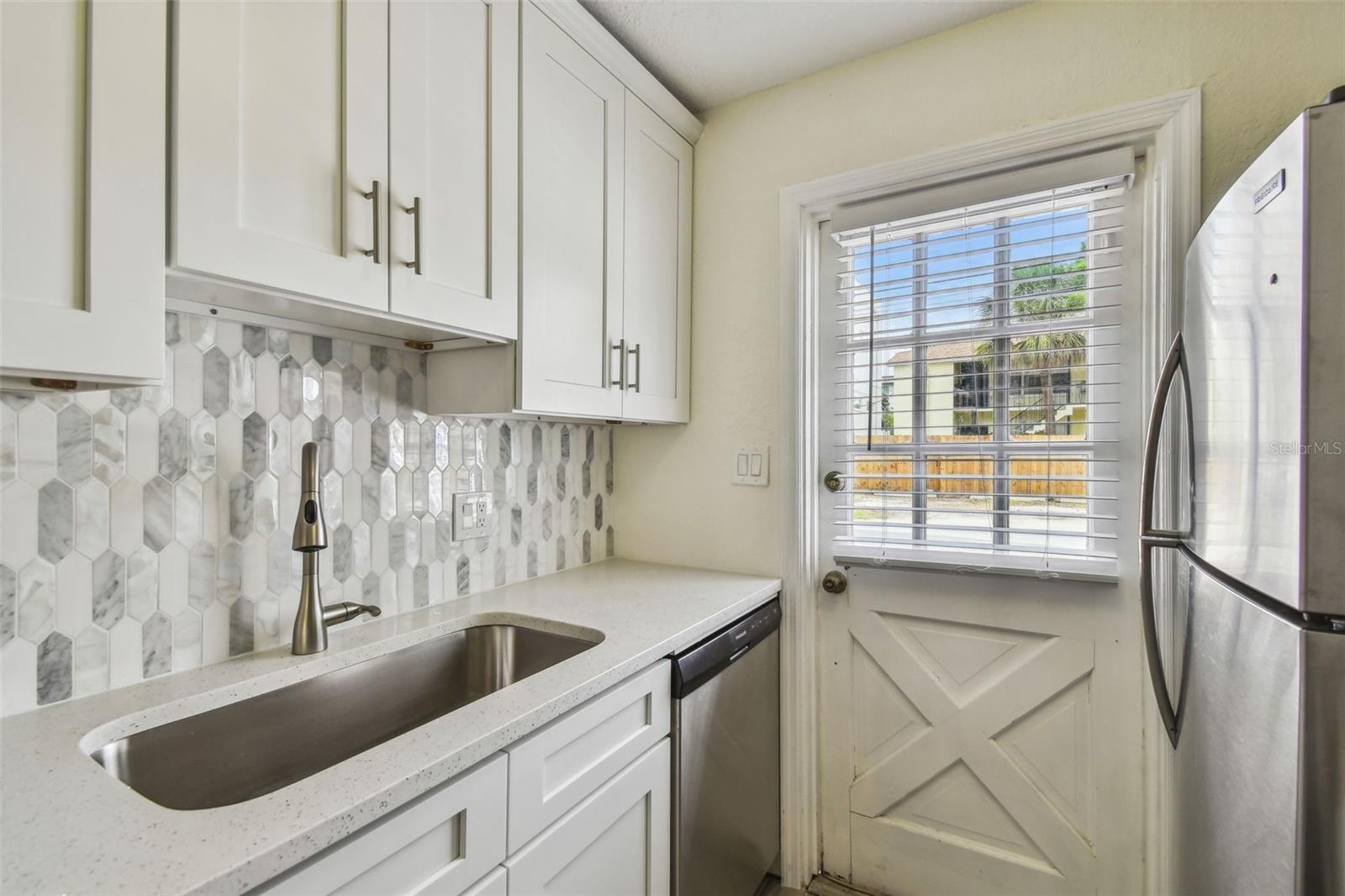 Image 14 of 33 For 208 Danube Avenue 101