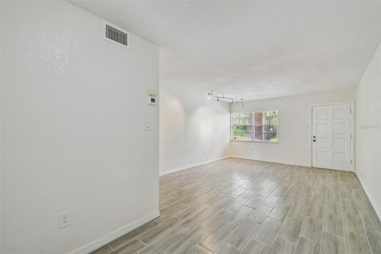 Image 21 of 33 For 208 Danube Avenue 101