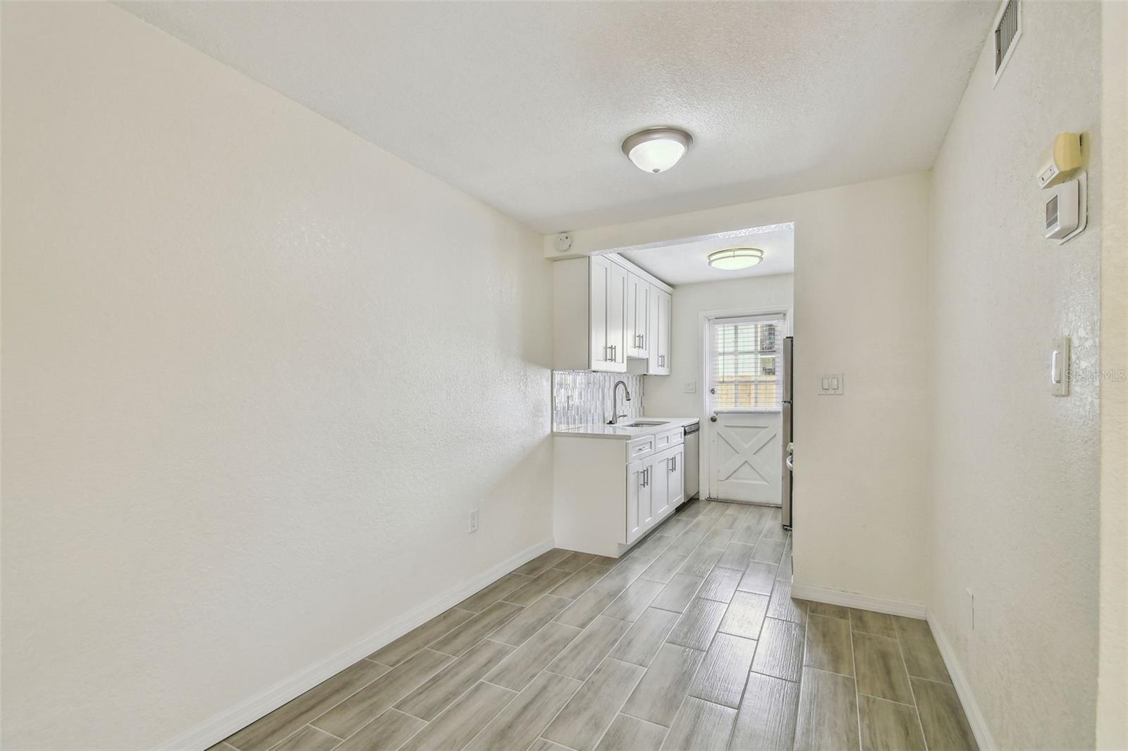 Image 23 of 33 For 208 Danube Avenue 101