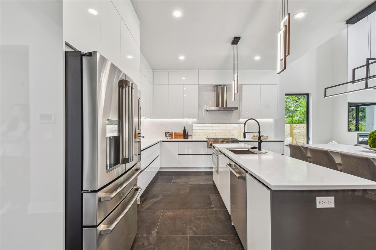 Listing photo id 8 for 715 Peninsular Street