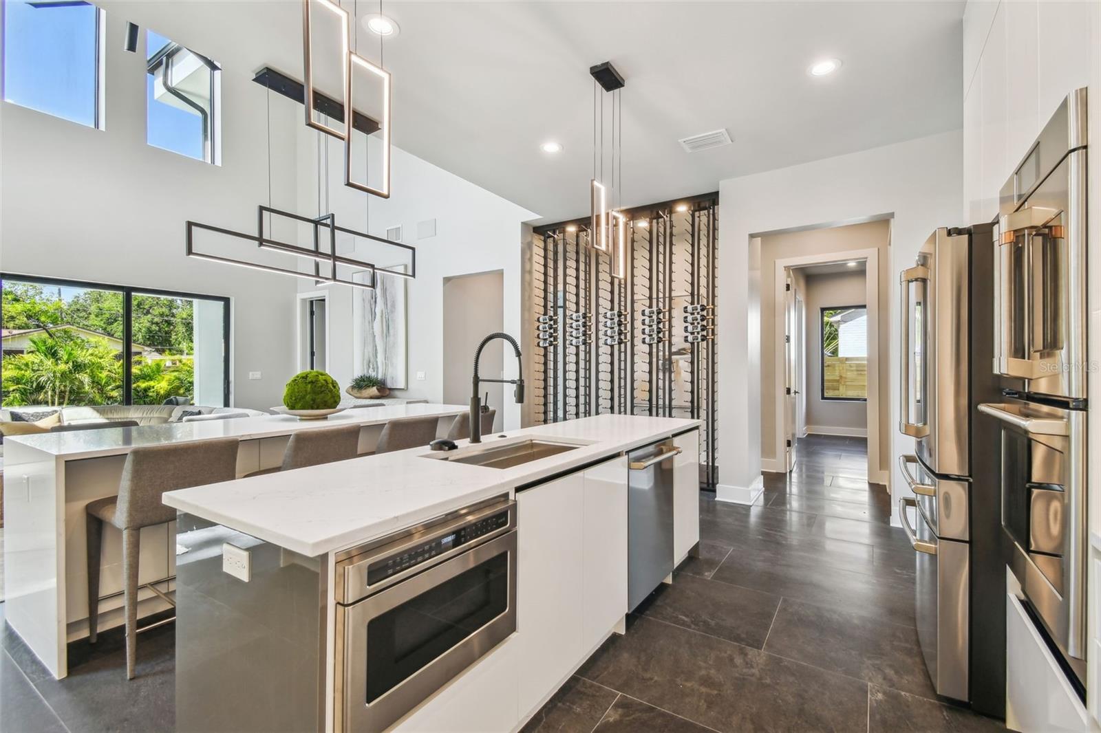 Listing photo id 10 for 715 Peninsular Street