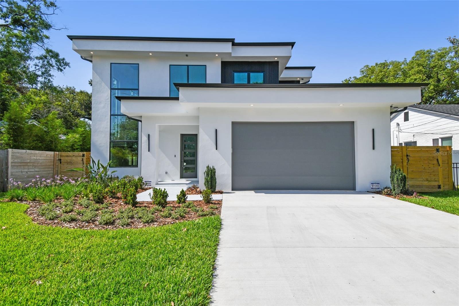 Listing photo id 0 for 715 Peninsular Street