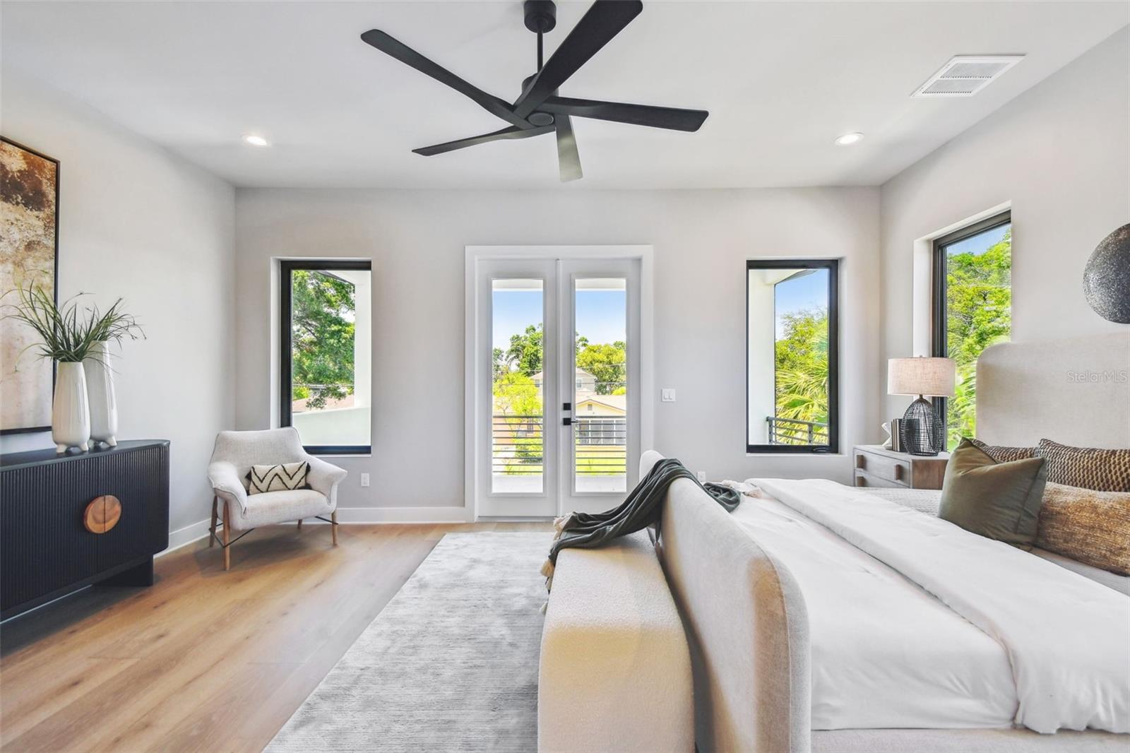 Listing photo id 31 for 715 Peninsular Street