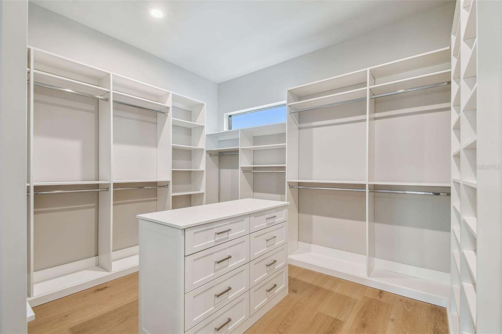Listing photo id 36 for 715 Peninsular Street