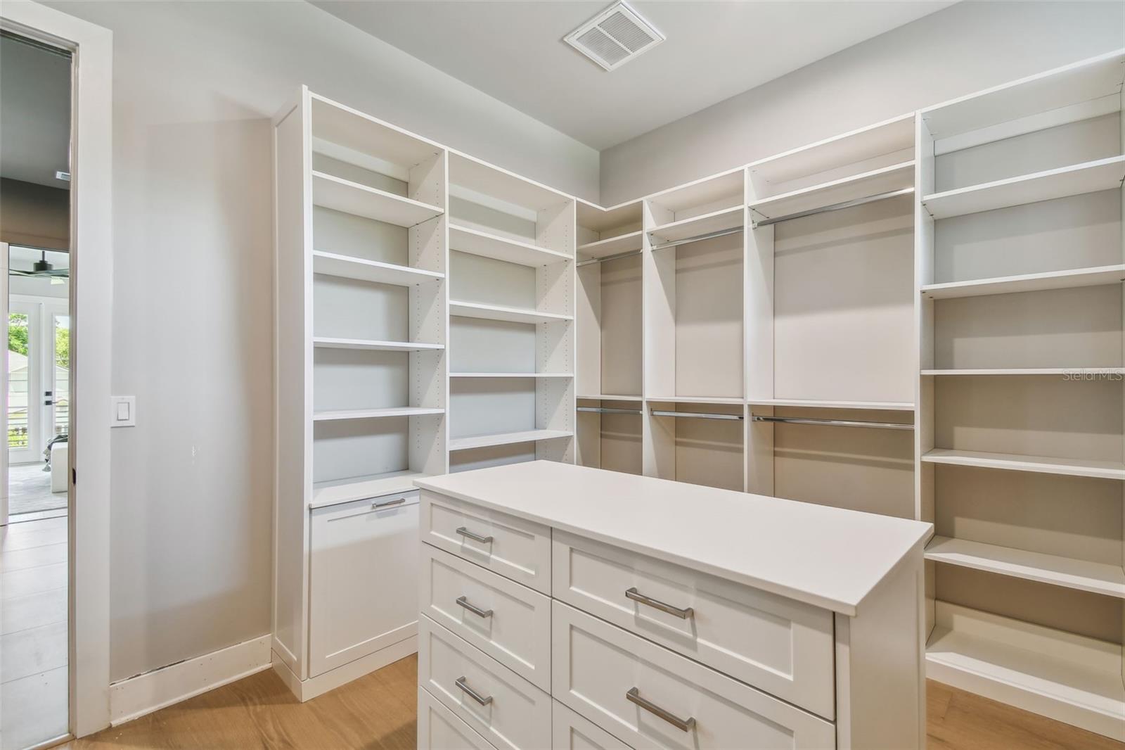Listing photo id 37 for 715 Peninsular Street