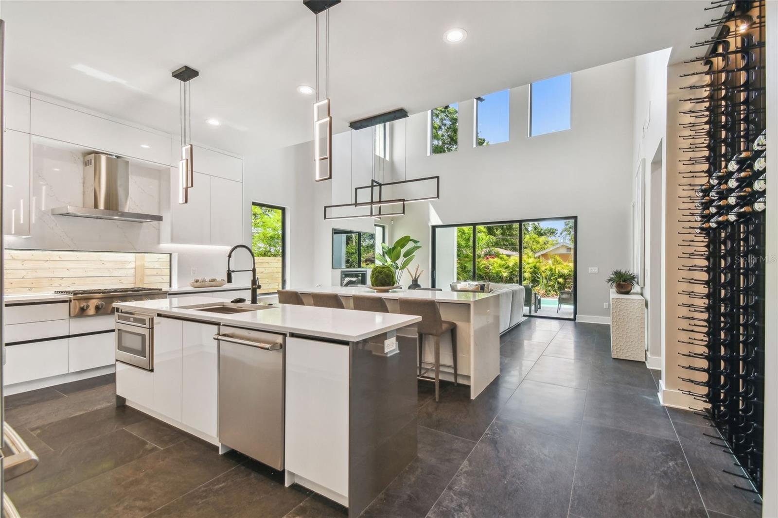 Listing photo id 3 for 715 Peninsular Street