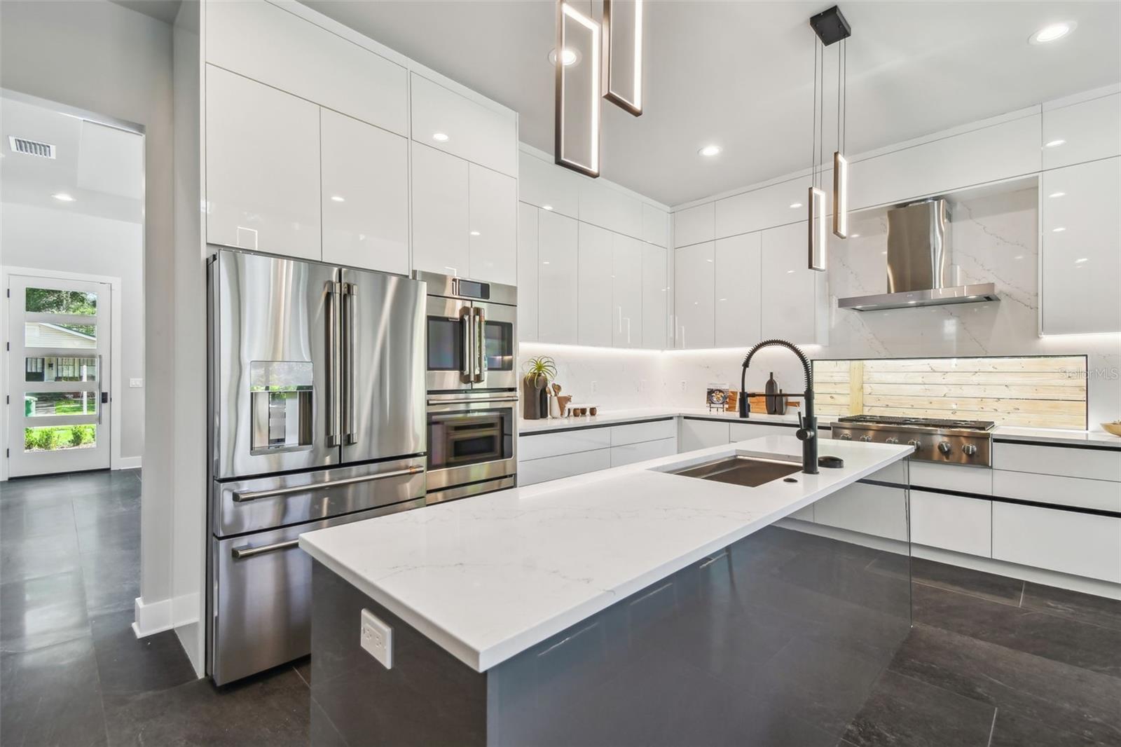 Listing photo id 7 for 715 Peninsular Street