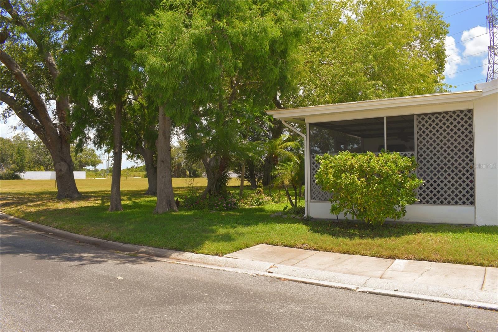 Image 21 of 24 For 9639 Mainlands Boulevard E