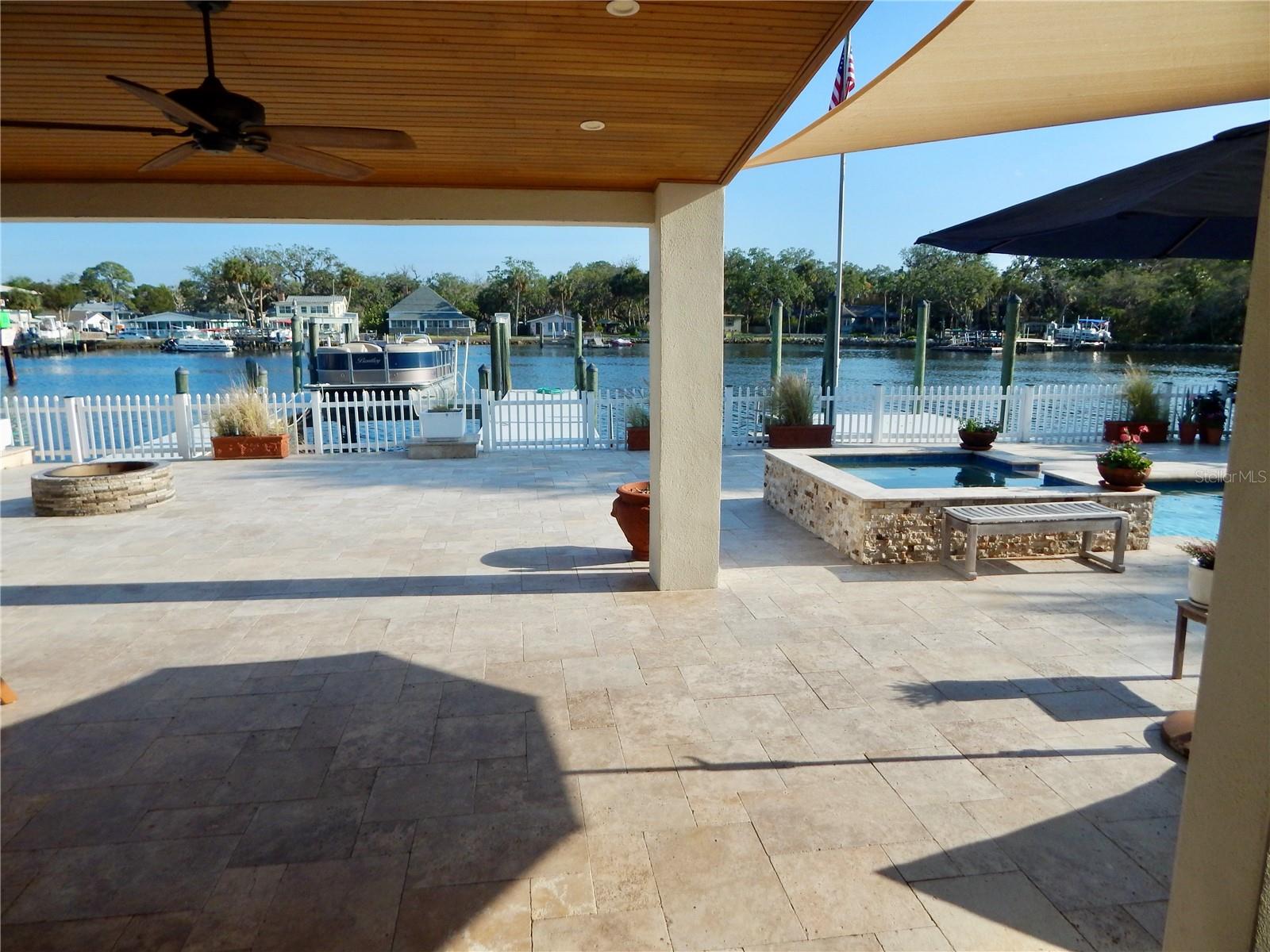 Listing photo id 13 for 8025 Island Drive