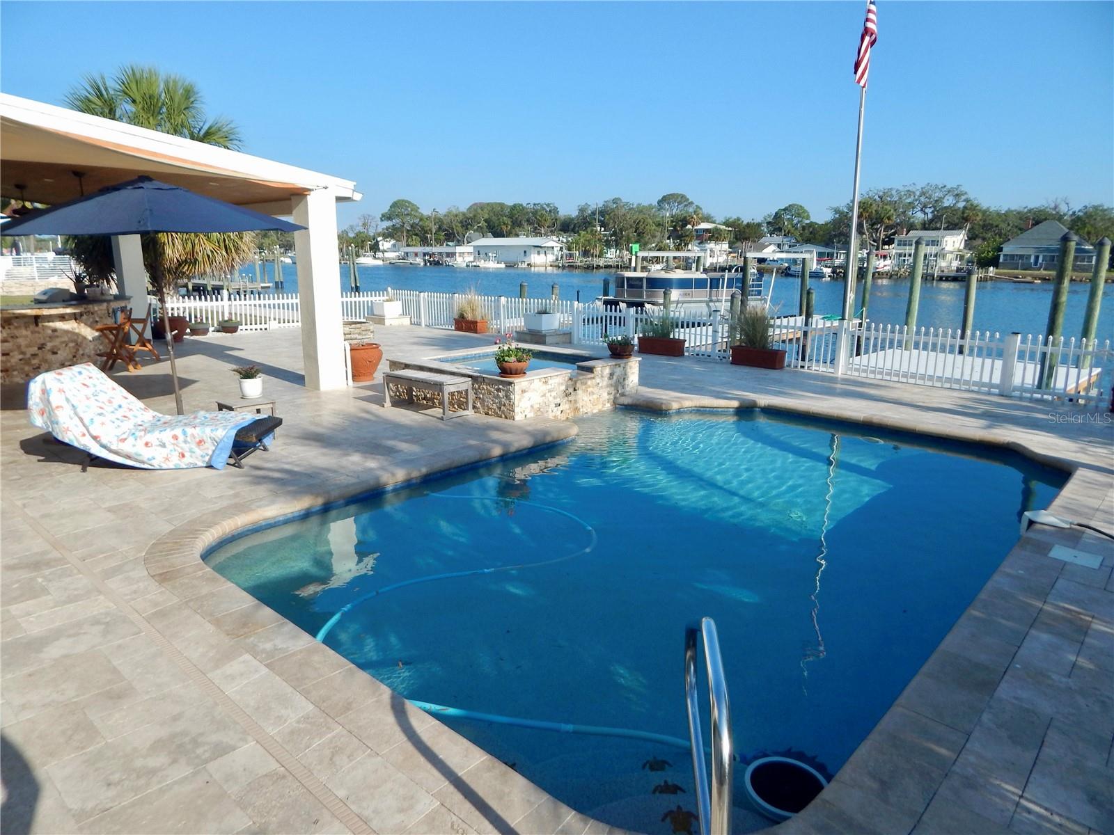 Listing photo id 15 for 8025 Island Drive
