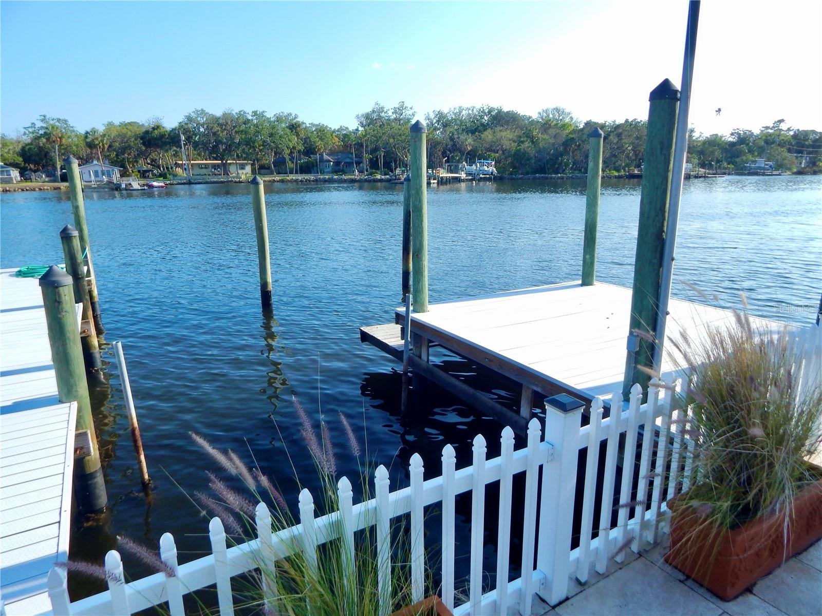 Listing photo id 17 for 8025 Island Drive