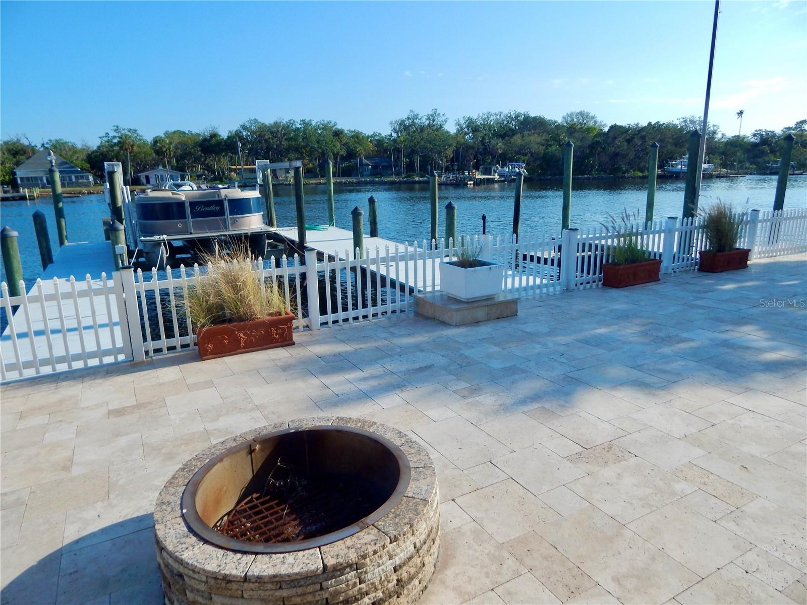 Listing photo id 0 for 8025 Island Drive