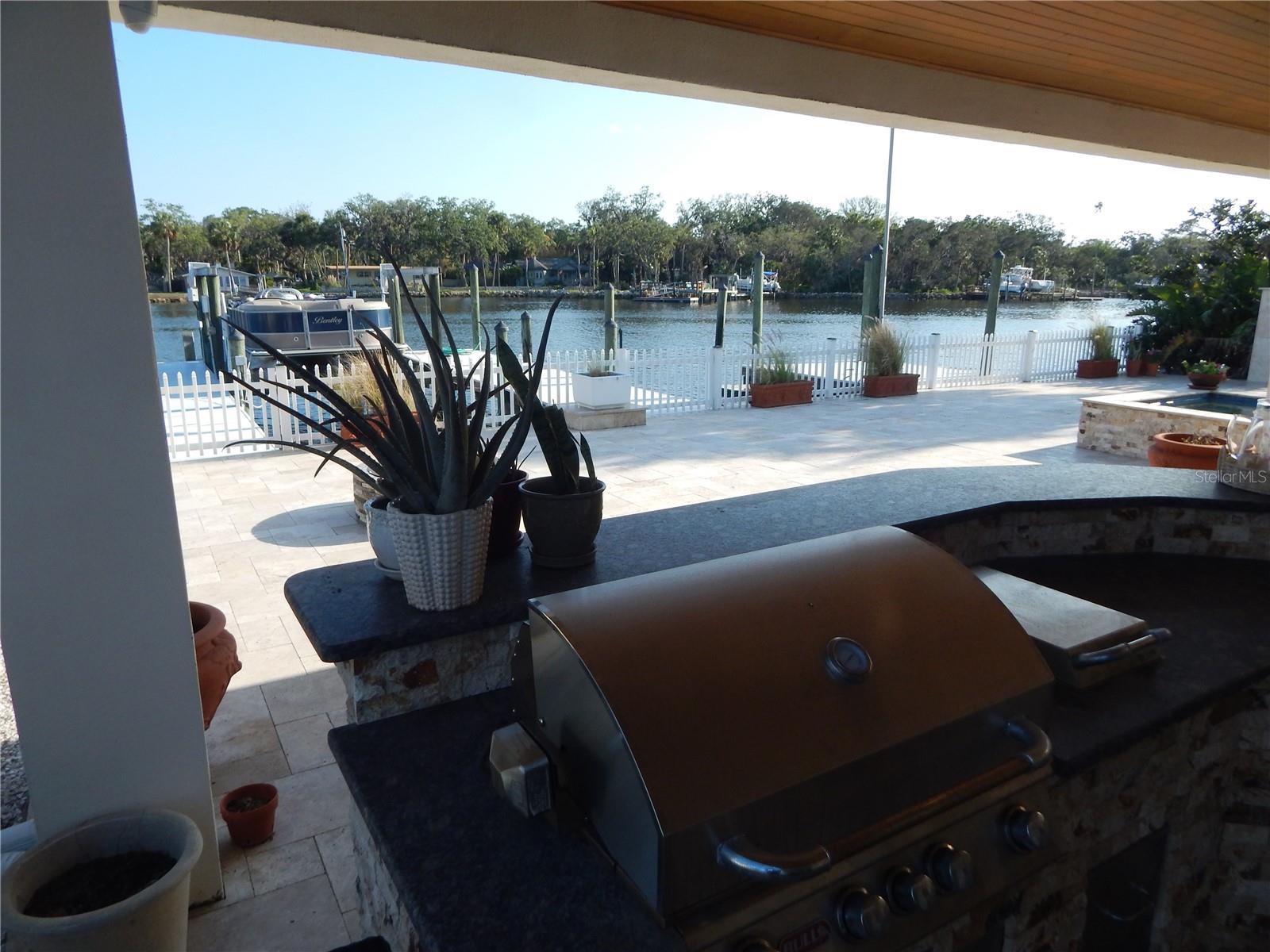 Listing photo id 21 for 8025 Island Drive