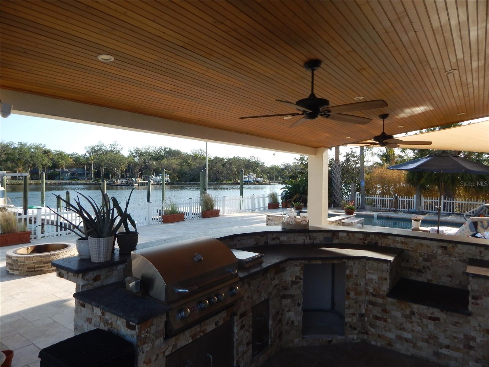 Listing photo id 23 for 8025 Island Drive