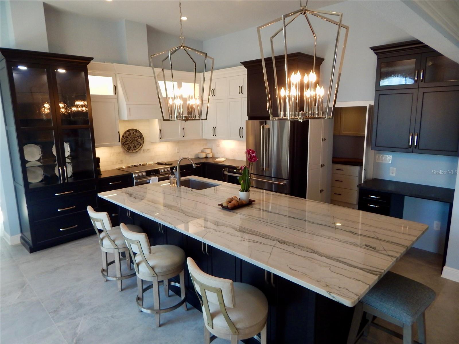 Listing photo id 2 for 8025 Island Drive