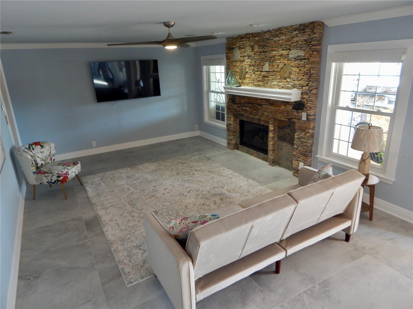 Listing photo id 7 for 8025 Island Drive