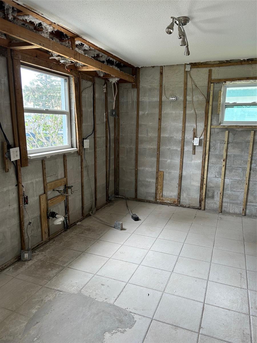 Image 6 of 6 For 844 Bruce Avenue