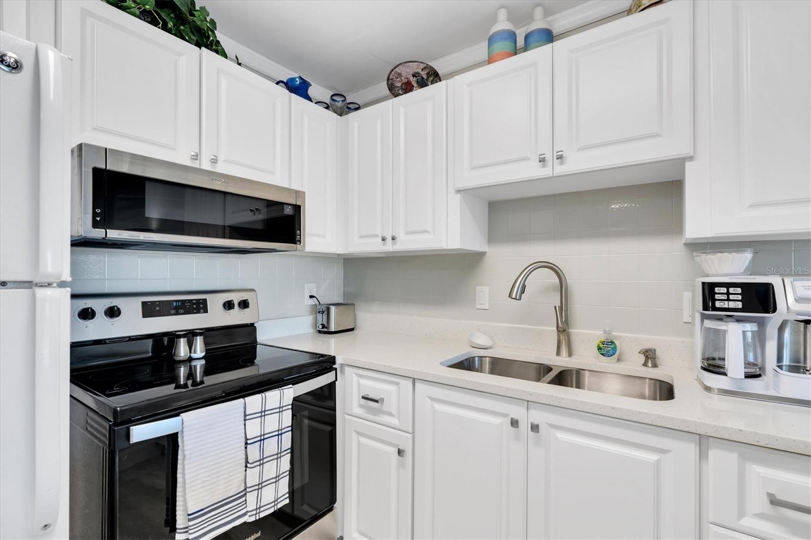 Image 11 of 27 For 4550 Cove Circle 1105