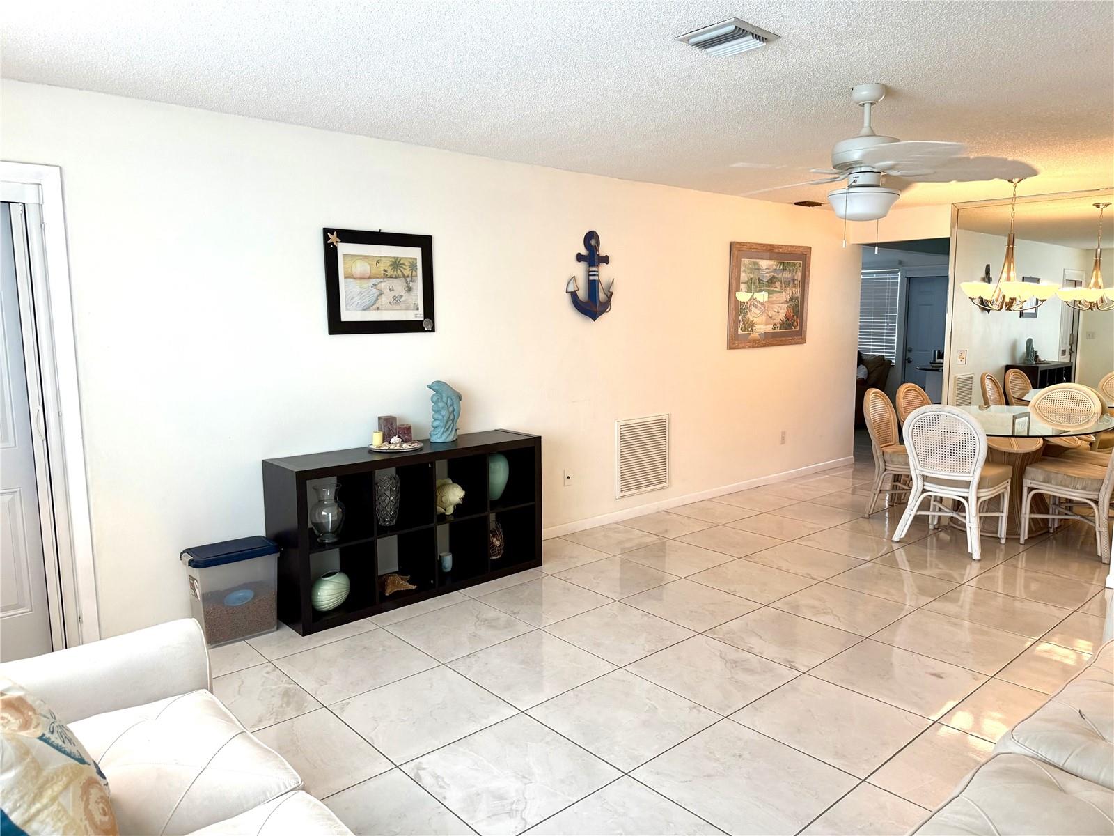 Image 4 of 28 For 6880 Versailles N