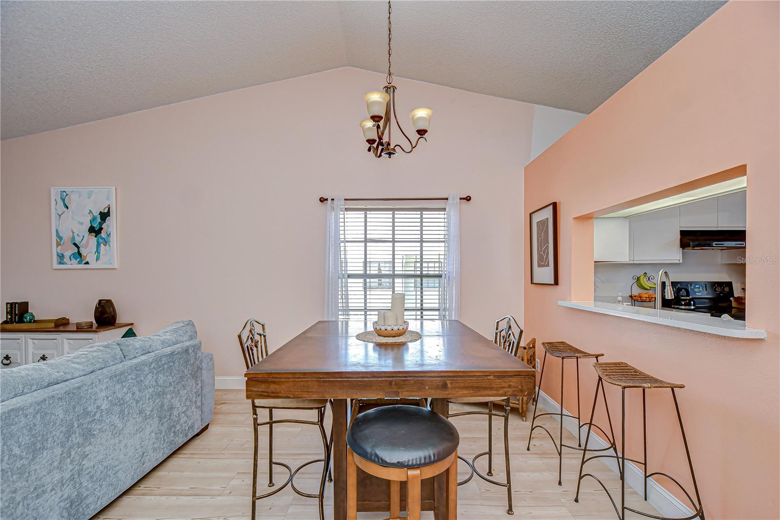 Image 15 of 42 For 2139 Elm Street 308