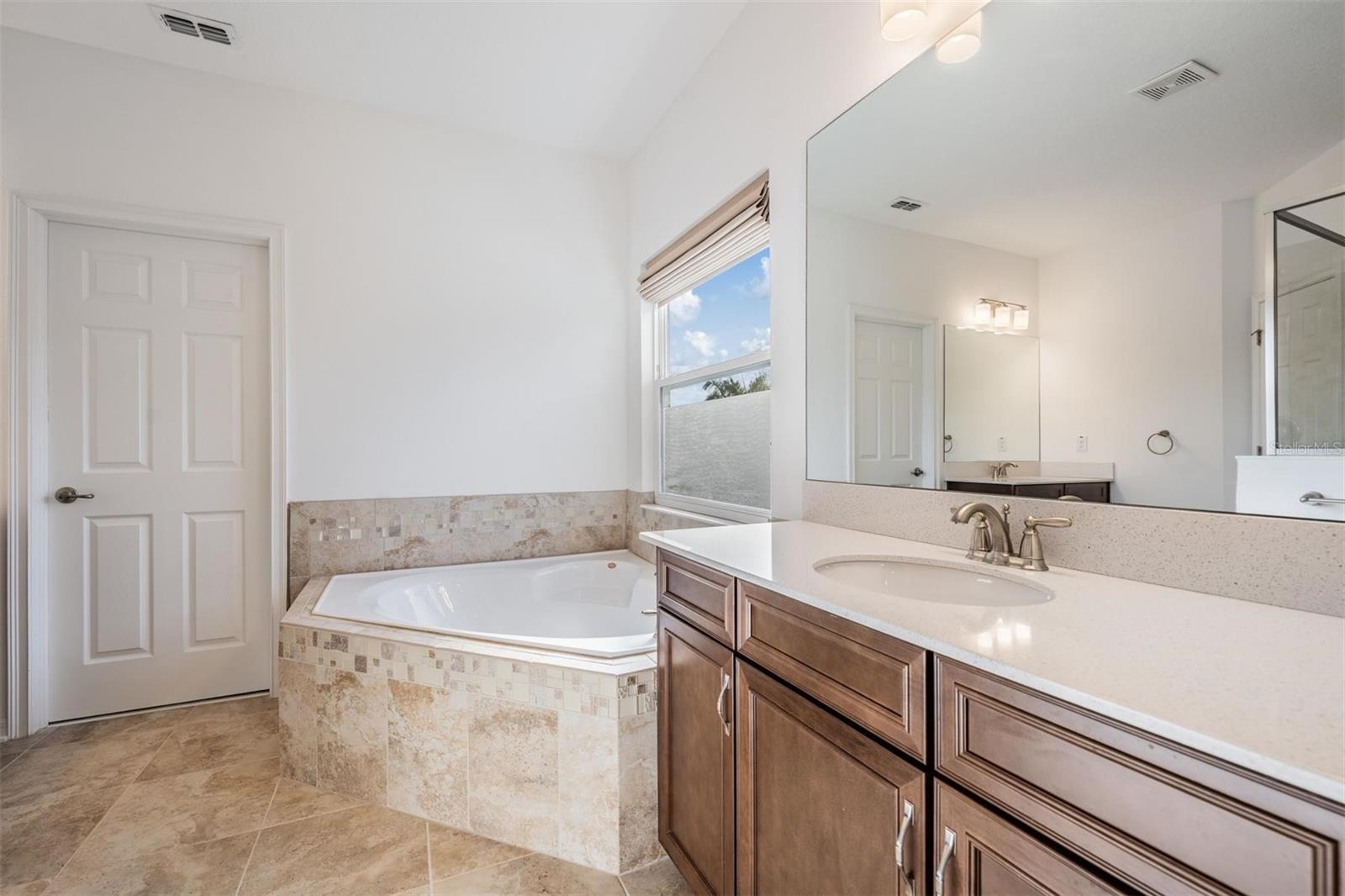 Listing photo id 24 for 5416 Camberwell Lane