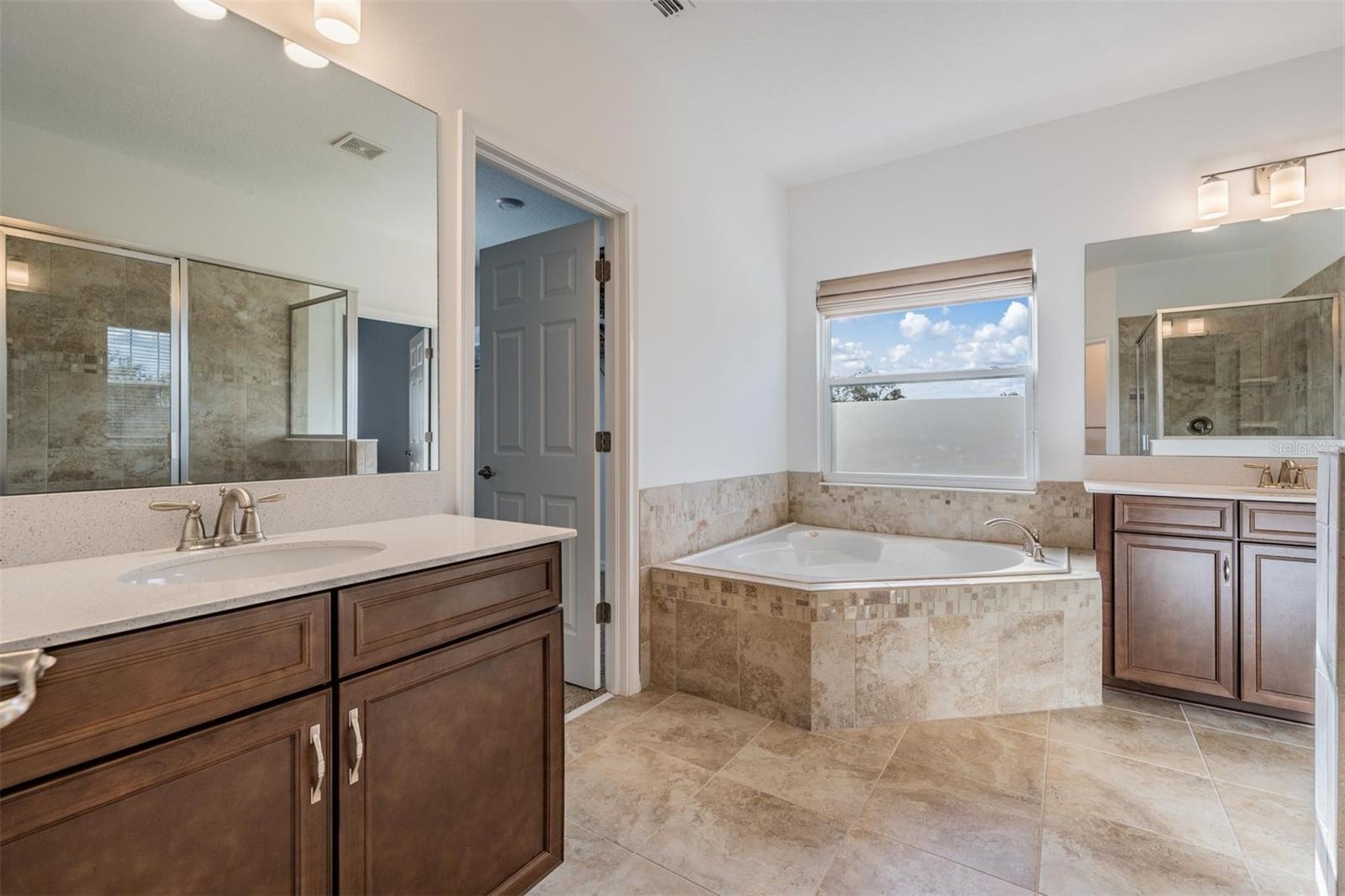 Listing photo id 26 for 5416 Camberwell Lane