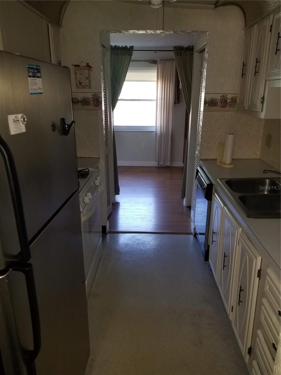 Listing photo id 11 for 10035 63rd Avenue N 25