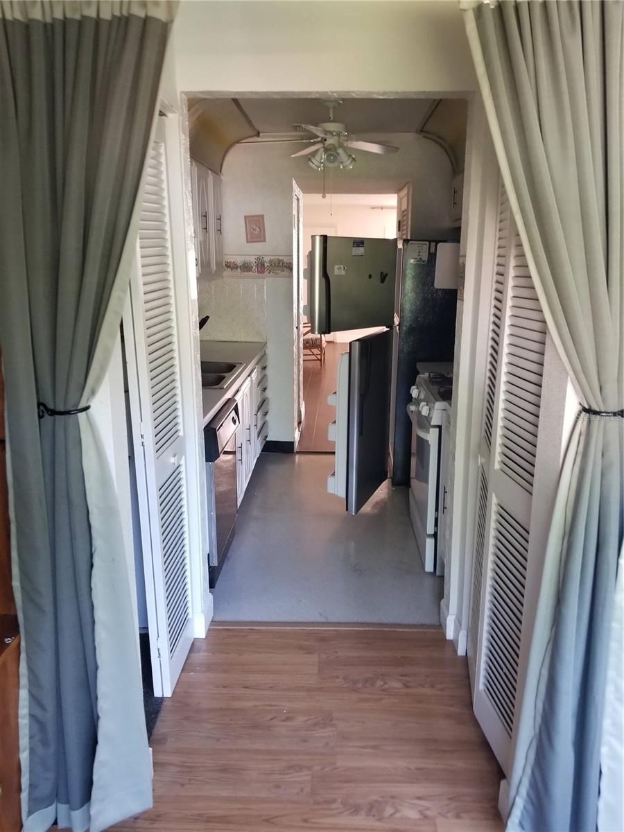 Listing photo id 3 for 10035 63rd Avenue N 25