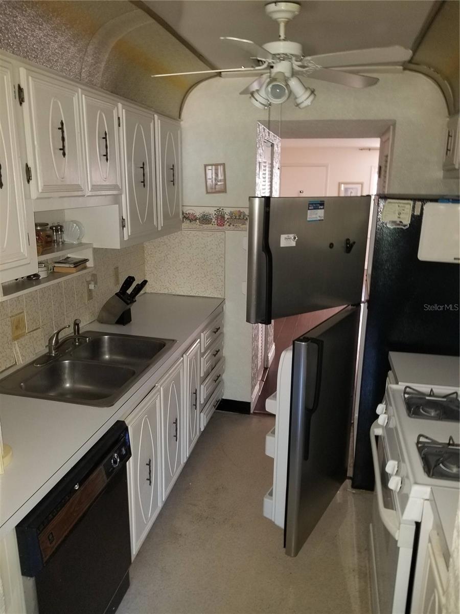 Listing photo id 4 for 10035 63rd Avenue N 25