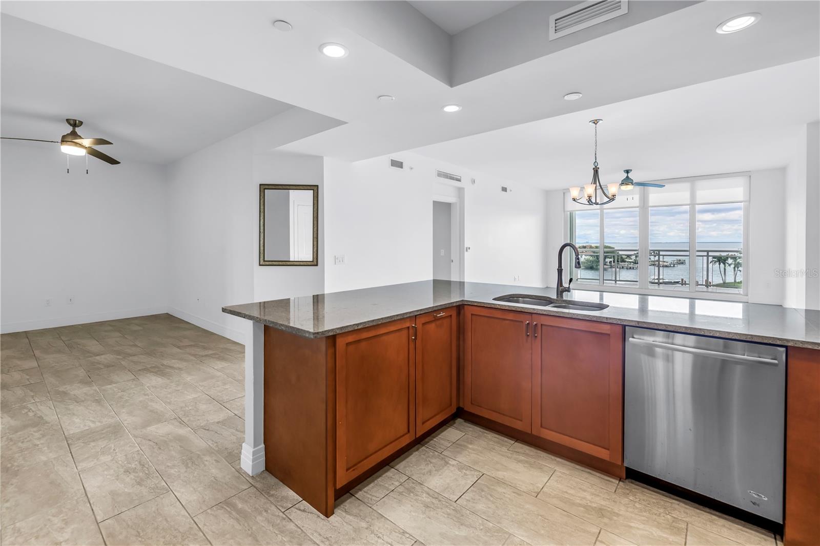 Listing photo id 10 for 1325 Snell Isle Boulevard Ne 505