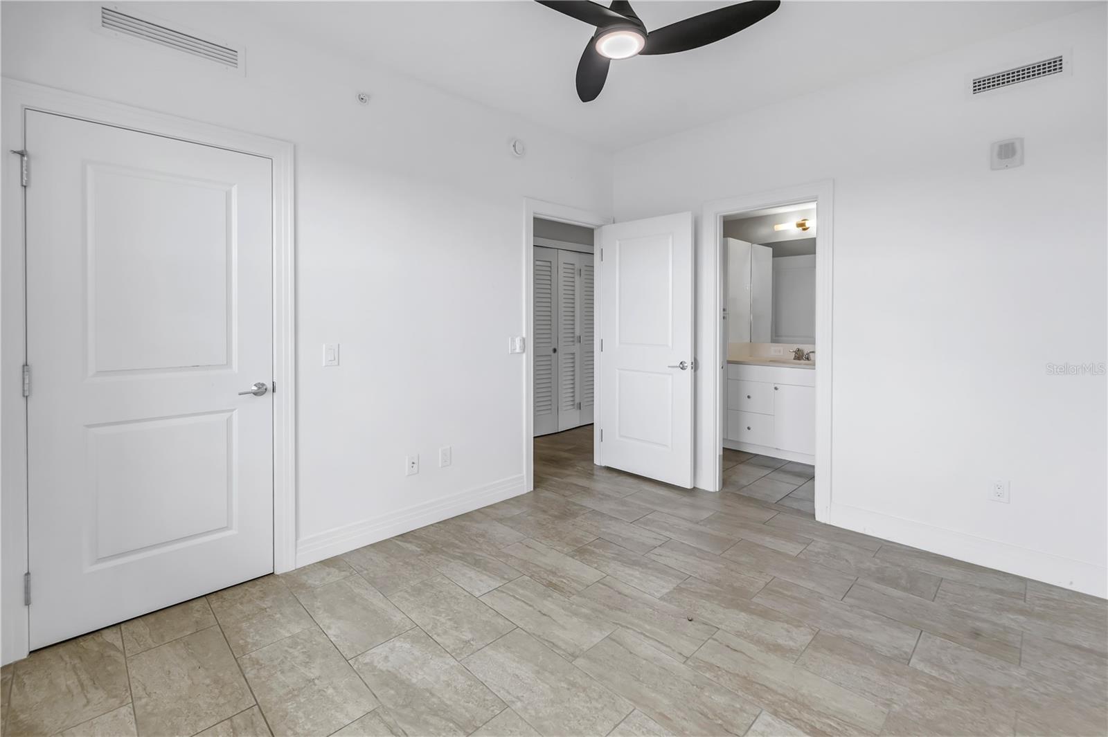 Listing photo id 18 for 1325 Snell Isle Boulevard Ne 505
