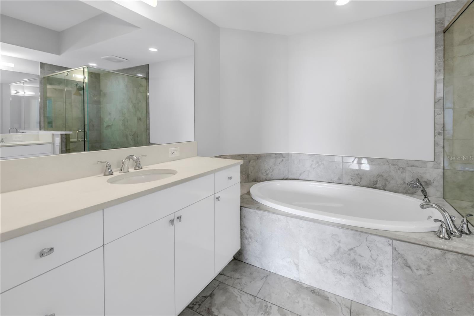 Listing photo id 26 for 1325 Snell Isle Boulevard Ne 505