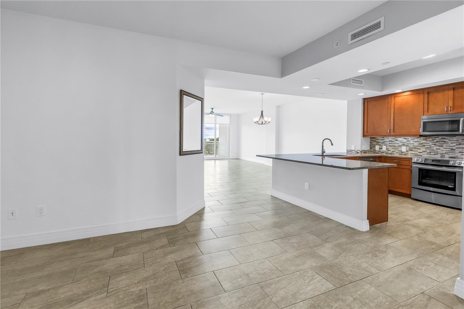 Listing photo id 4 for 1325 Snell Isle Boulevard Ne 505