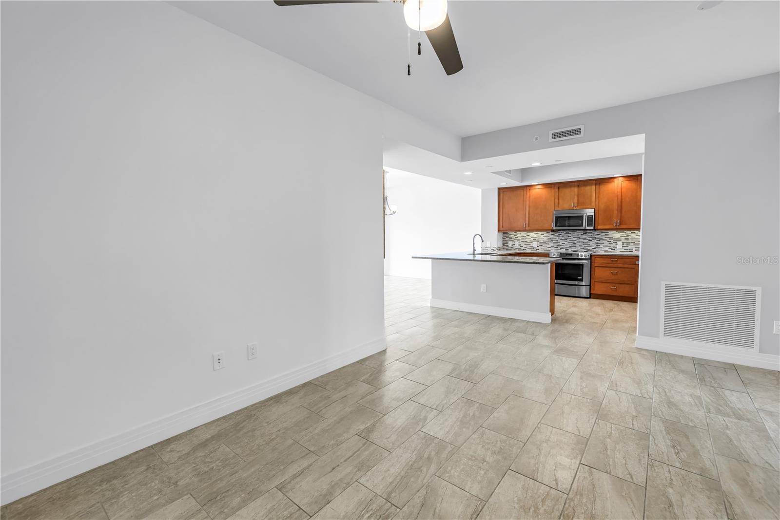 Listing photo id 6 for 1325 Snell Isle Boulevard Ne 505