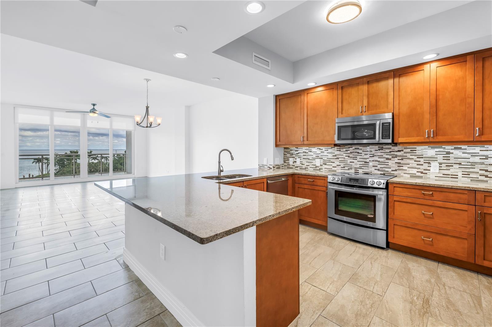 Listing photo id 7 for 1325 Snell Isle Boulevard Ne 505