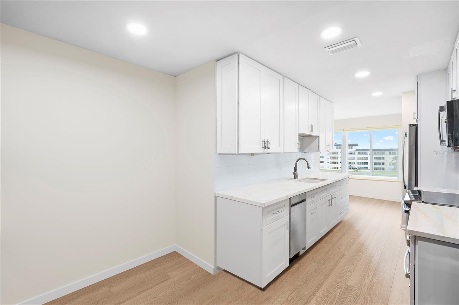 Image 12 of 28 For 6025 Shore Boulevard S 409