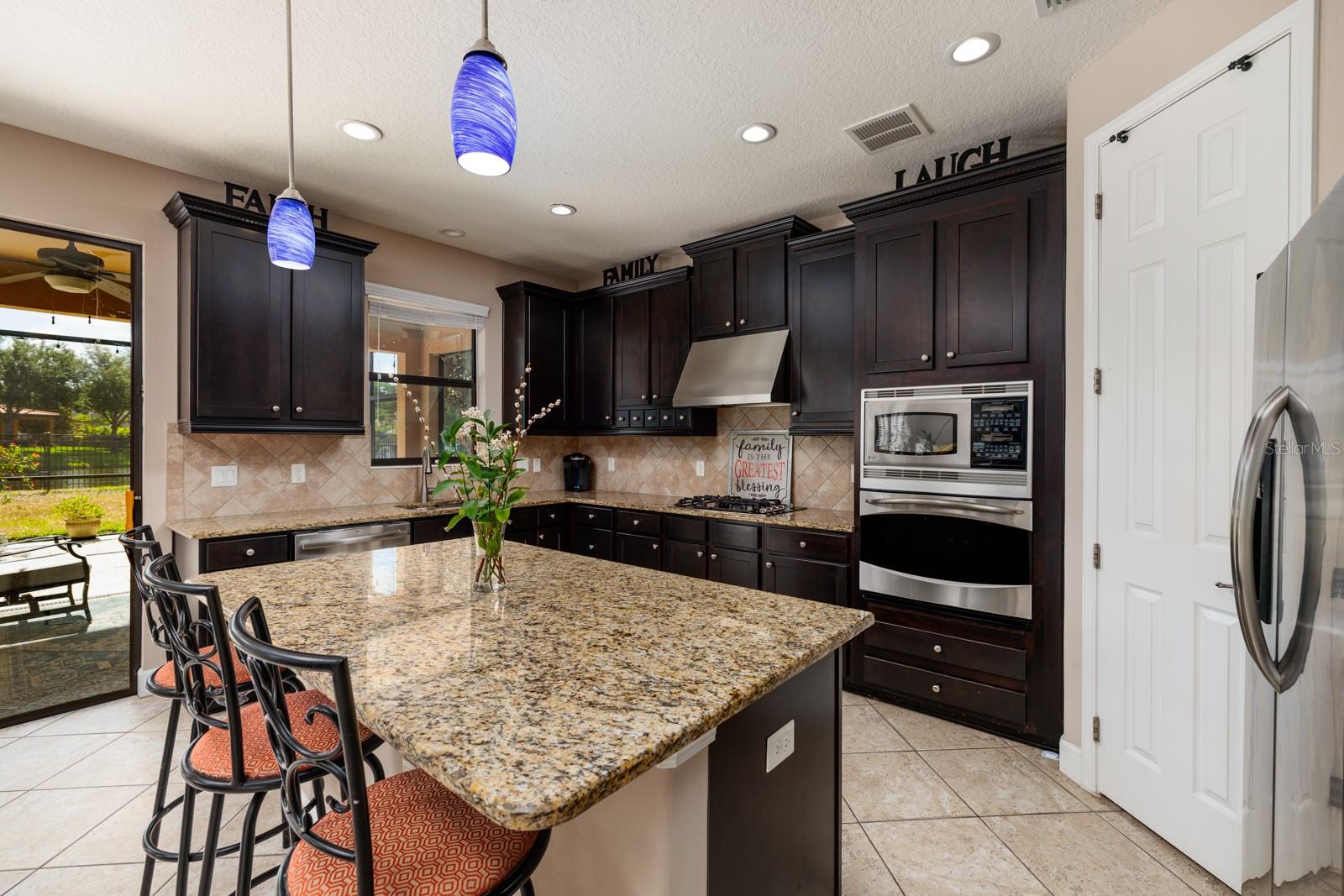 Listing photo id 12 for 4611 Grand Preserve Place